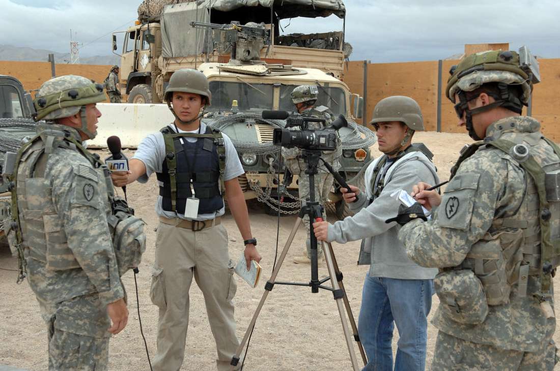 Periodistas realizando una entrevista en zonas de conflicto. Foto de portada: The U.S. Army on Visualhunt.com